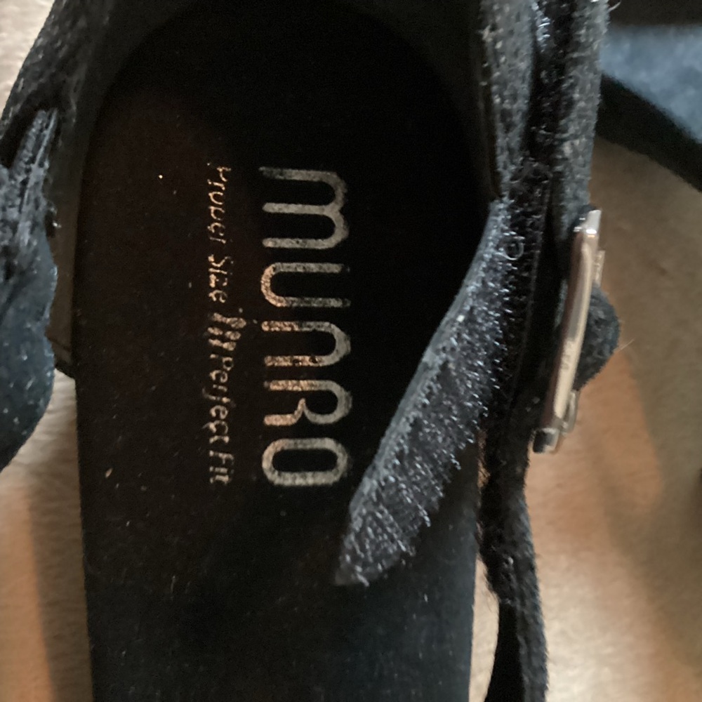 MUNRO Black Comfort  Metallic Leather Sandal — Worn Once Inside - Picture 6 of 8